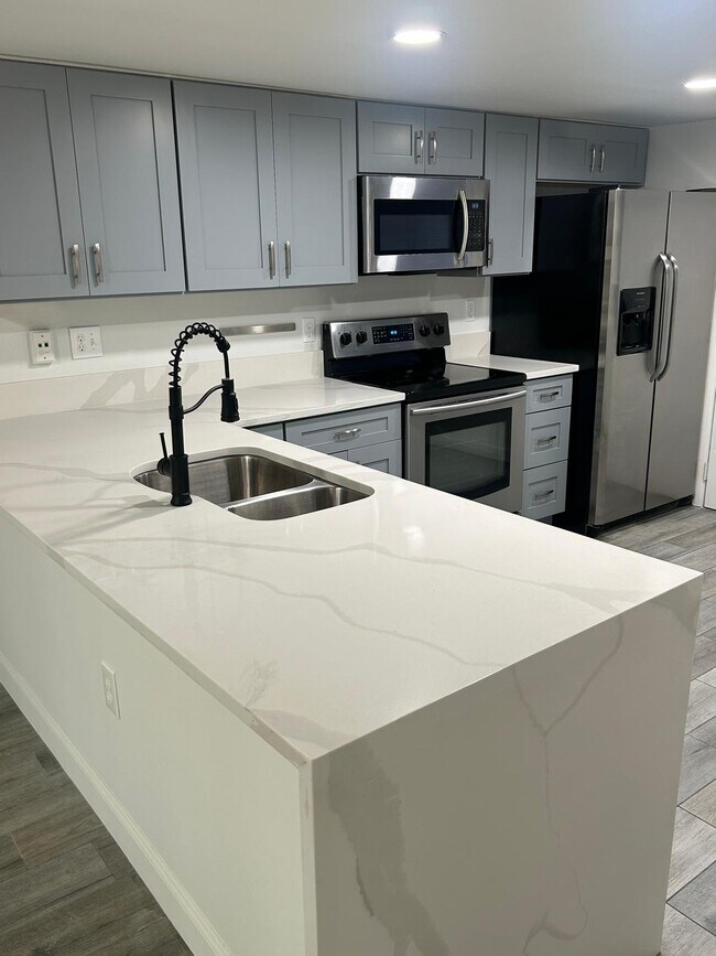 Foto del edificio - 5821 Windhover Dr