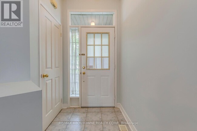 Photo du bâtiment - 83 Bur Oak Ave