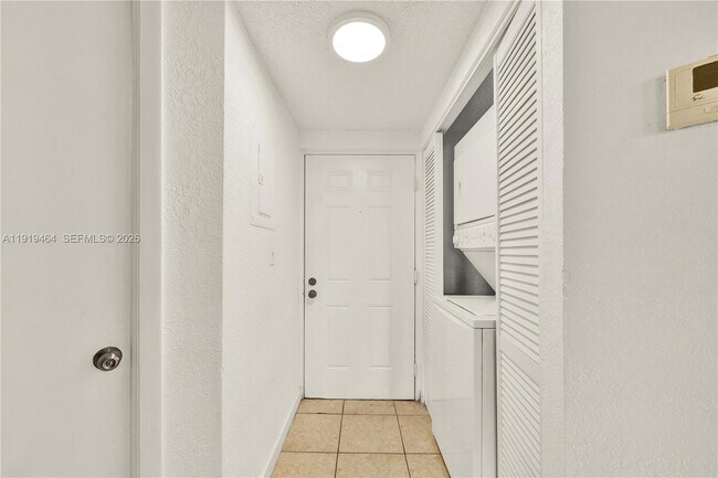 Foto del edificio - 8290 Lake Dr