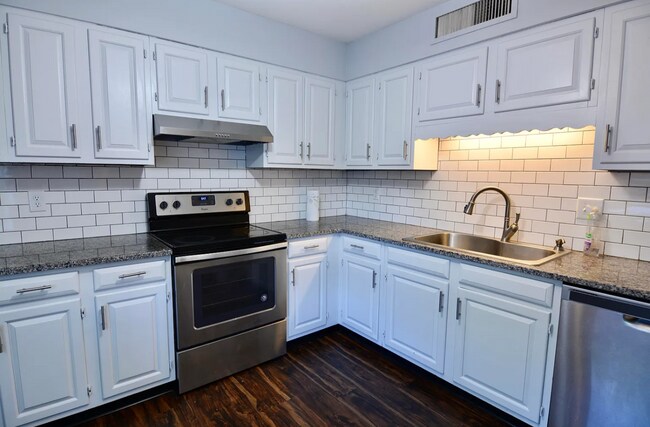 Foto del edificio - 1856 Cherokee Bluff Dr