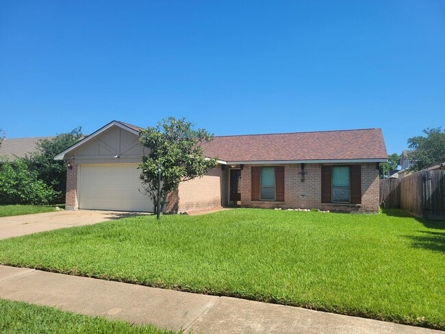 Building Photo - Pet Friendly, One Story 3 Bedroom Available!