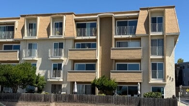 Building Photo - 933 Shore Line Dr