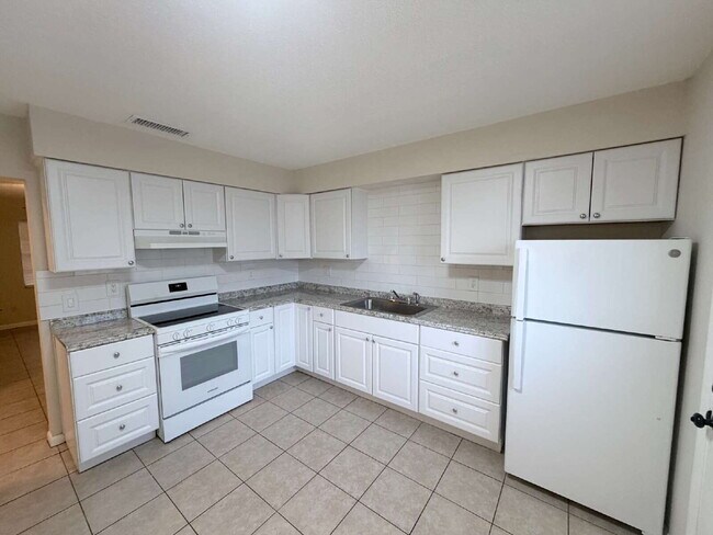Foto del edificio - 2-bedroom, 1-bath half-duplex is move-in ready