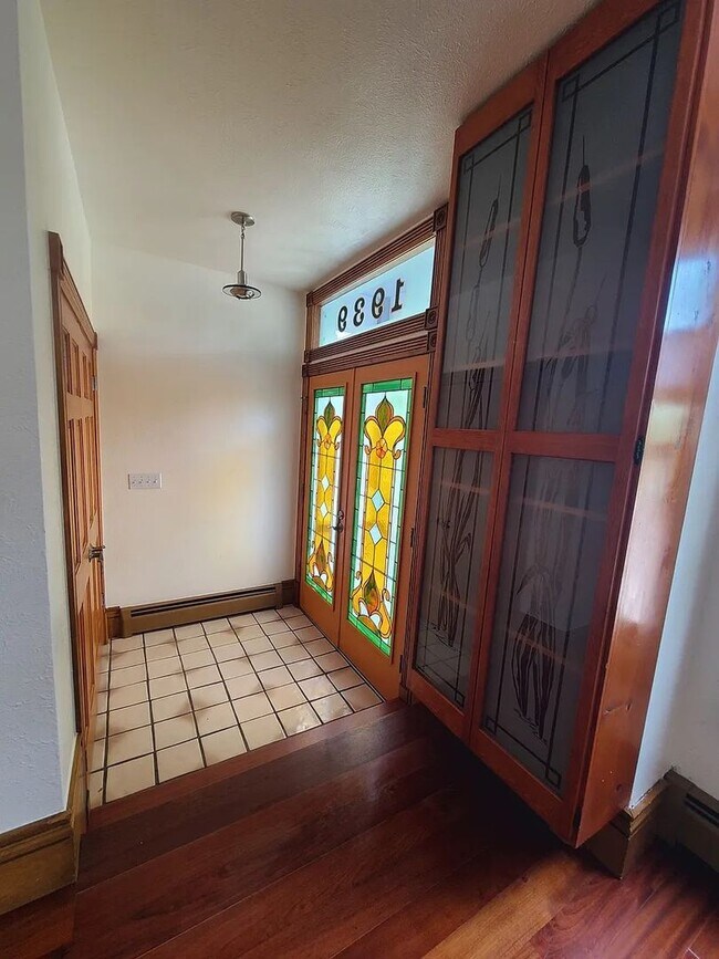 Building Photo - West Pearl St. Beauty - 3 Bed 3 Bath Townh...