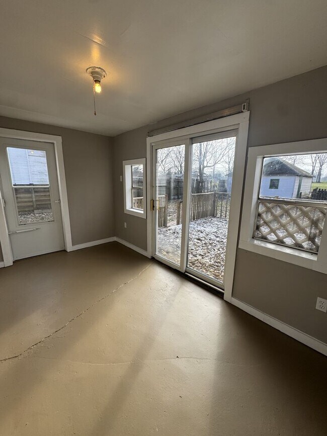 Foto del edificio - Welcome to this charming 3-bedroom, 2-bathroom home located in the heart of Springfield, OH+