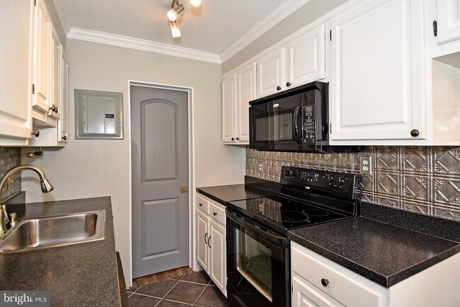 Foto del edificio - 7036 Strathmore St