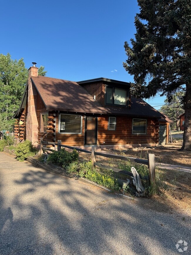 Building Photo - 604 Aspen Ave