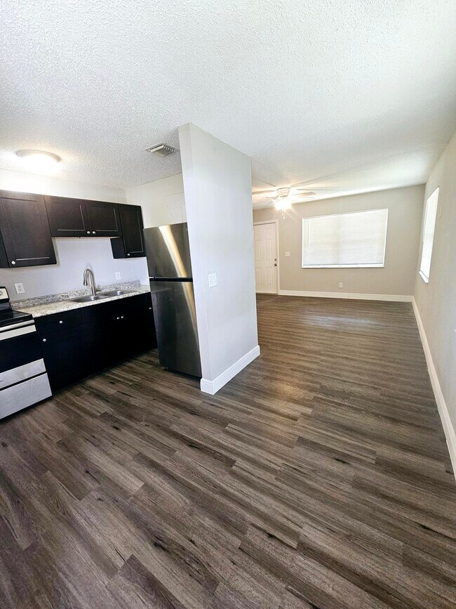 Foto del edificio - 1556 W 20th St