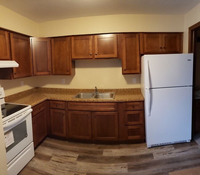 Foto del edificio - 2 BR 1 BA Lower Level Apartment newly Remo...