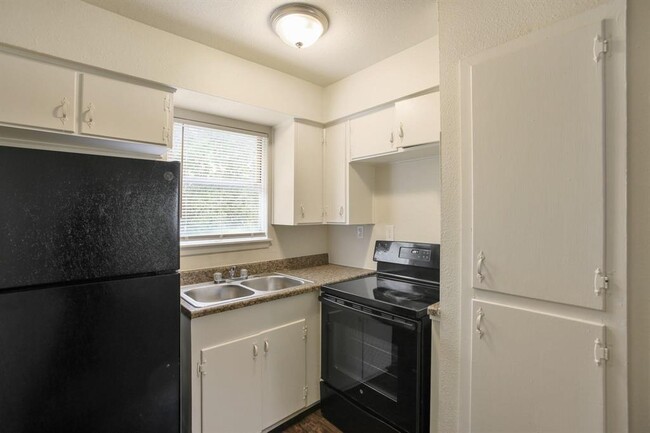 Building Photo - 5415 3 Rd St