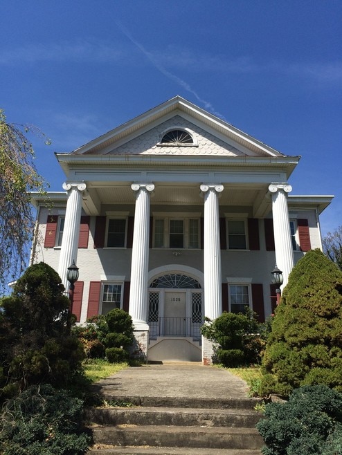 Building Photo - The Everly