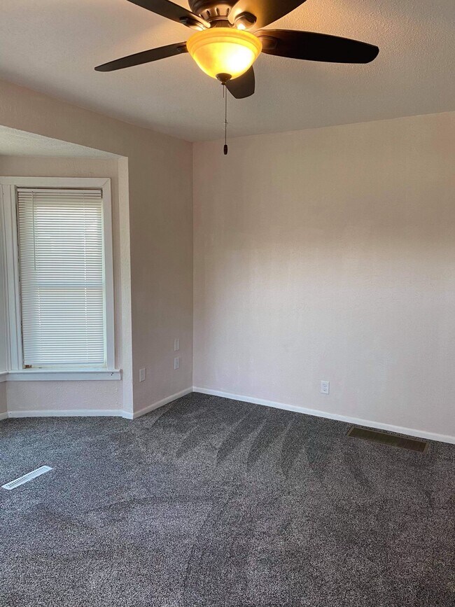 Foto del edificio - 1838 J Ave NE