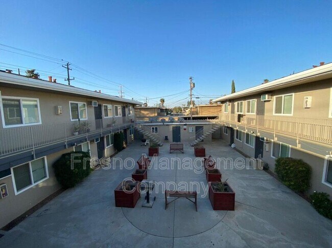 Foto del edificio - 1322 E Bulldog Ln