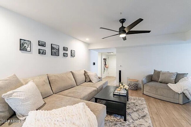 Foto del edificio - 9460 E Mission Ln