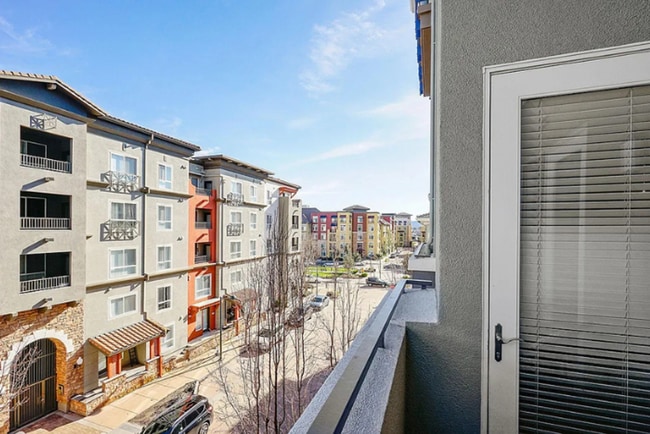 Building Photo - A Cozy Contemporary and Stylish Condo 2BR/...
