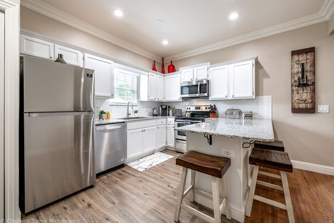 Building Photo - 2 Bedroom Duplex with Fenced In Backyard- ...