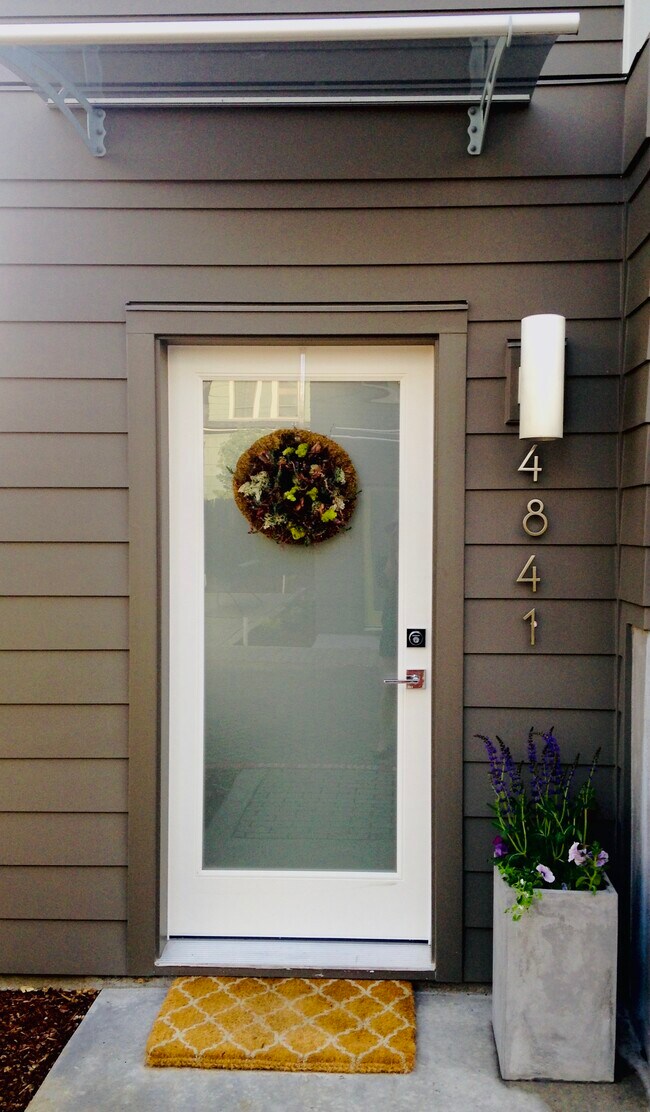 Front Entrance - 4841 North Williams Place