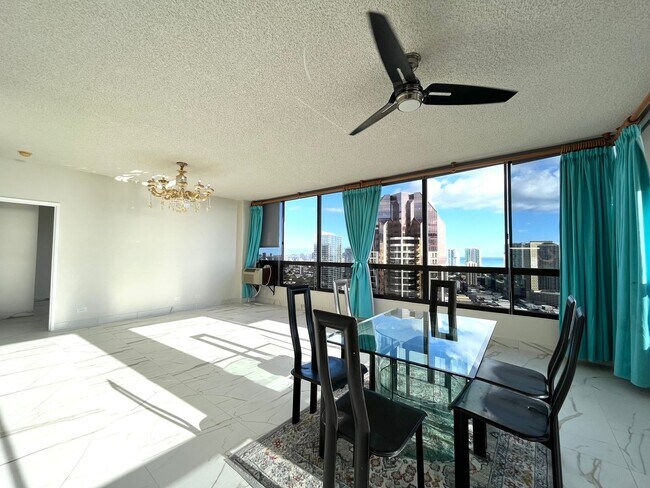 Foto del edificio - Royal Capitol Plaza: 2 Bed, 2 Bath with 2 ...