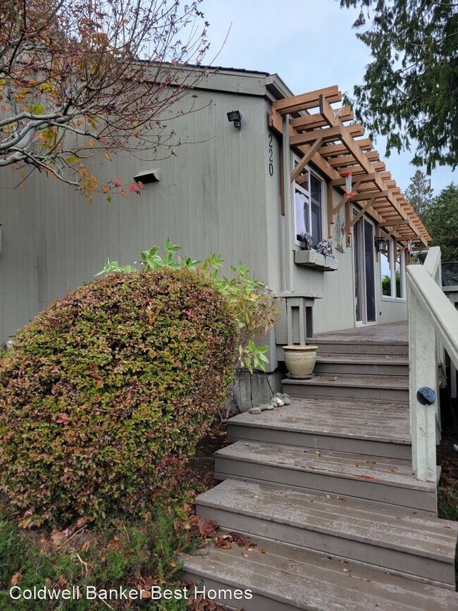 Building Photo - 2 br, 1.5 bath House - 220 Montgomery Lane