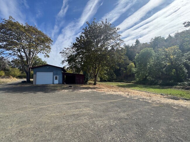 Foto del edificio - 301 Yew Ln