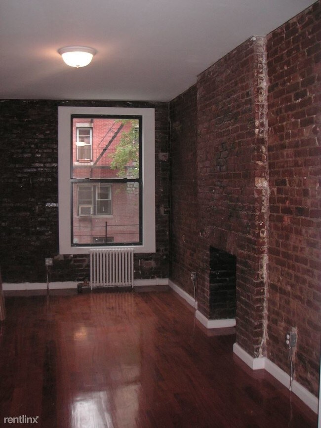 Building Photo - 1 br, 1 bath Apartment - 245 E 10th St