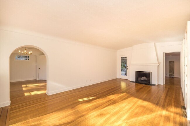 Building Photo - Charming 3 Bed, 2 Bath Home in Old Palo Alto