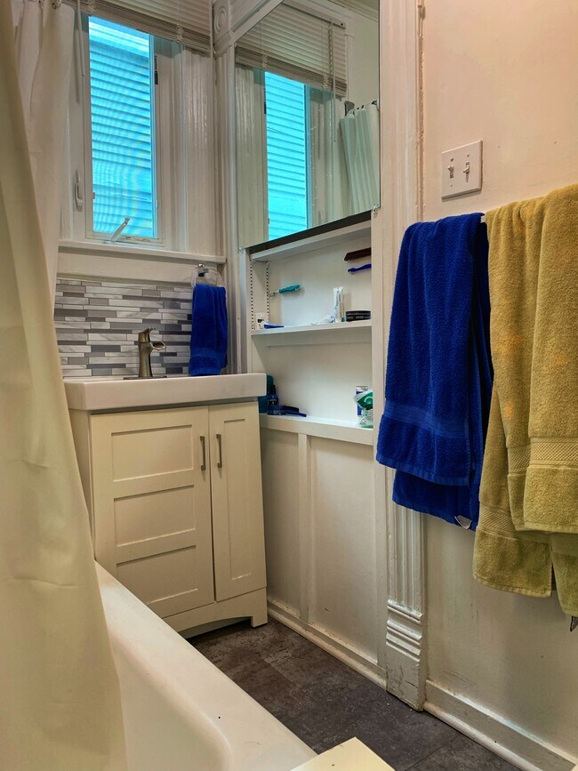 Building Photo - 1334 Wealthy St SE