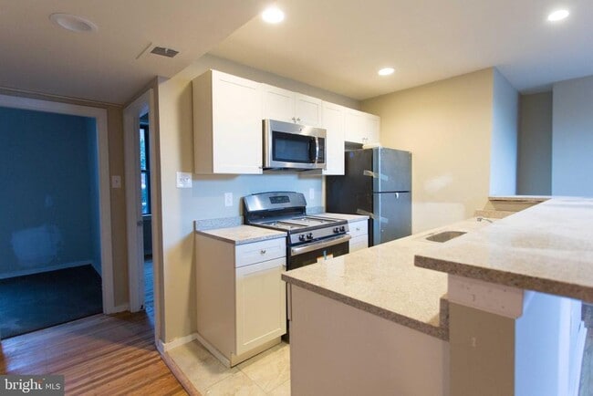 Building Photo - 407 S 11th St