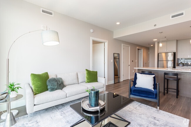 Interior Photo - 601 Bond