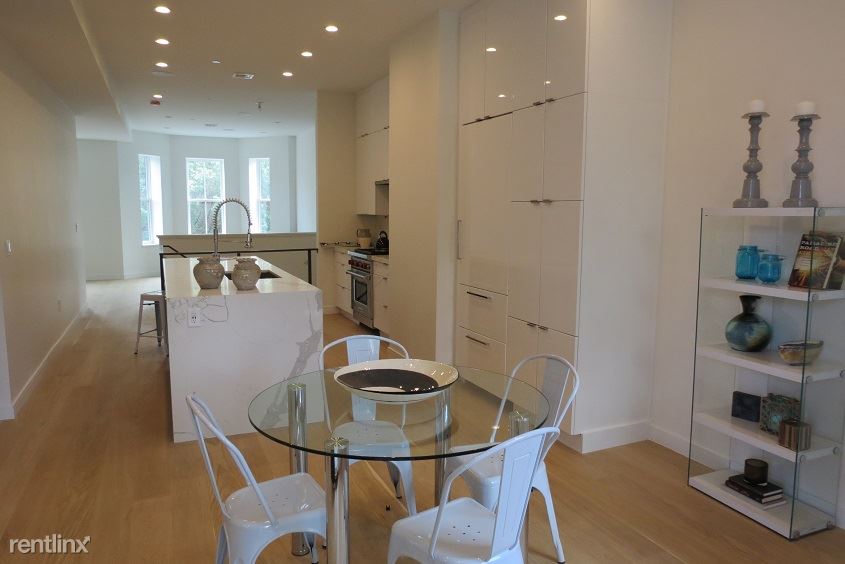 Primary Photo - 429 Columbus Ave