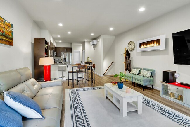 Sala de estar y comedor - 4206 204th St SW