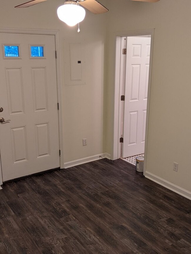 Building Photo - Rare.....One Bedroom One Bathroom Unit Available In Midtown!