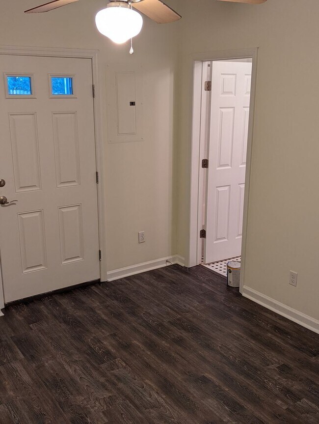 Foto del edificio - Rare.....One Bedroom One Bathroom Unit Available In Midtown!