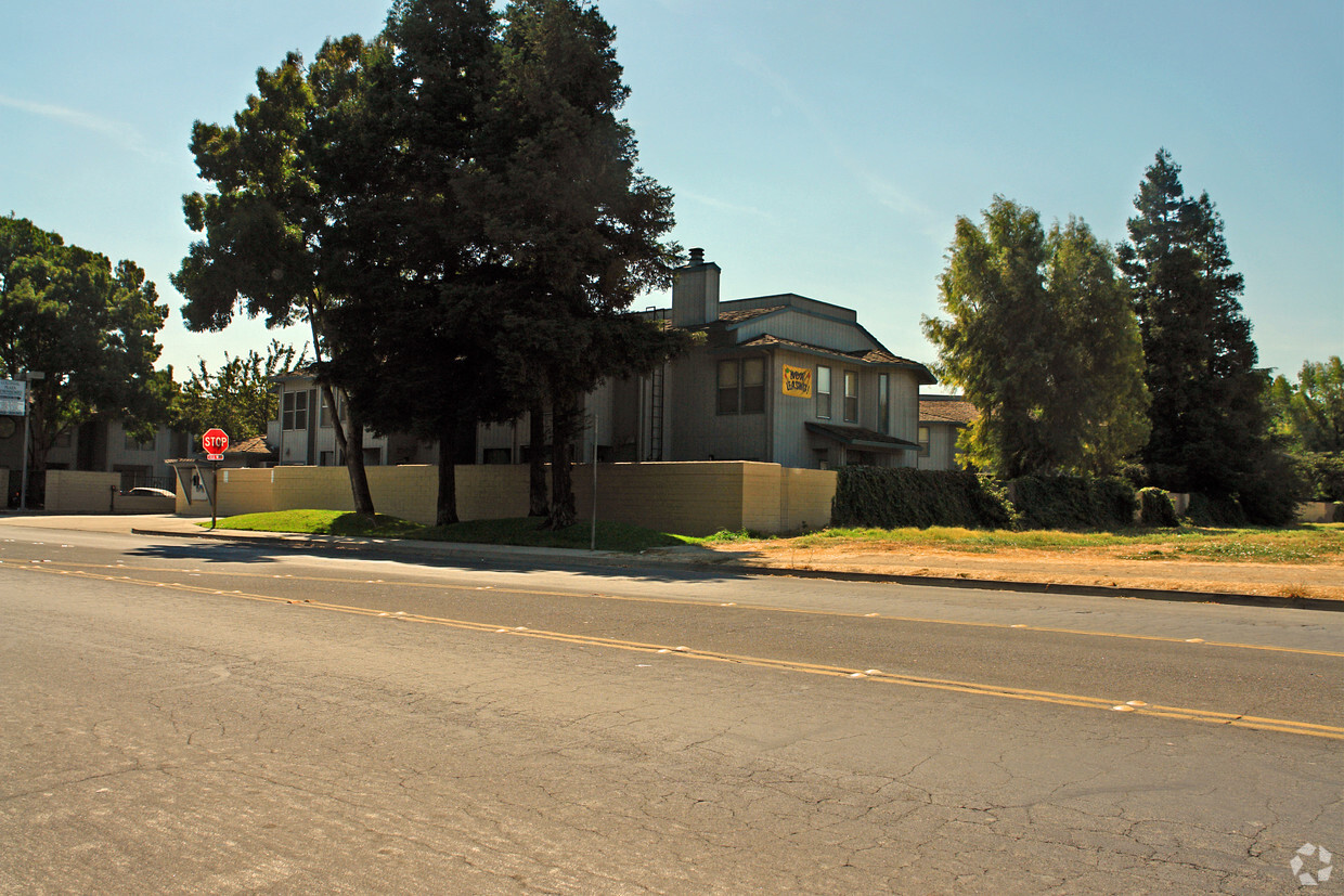 Building Photo - Colonial Plaza Apartments