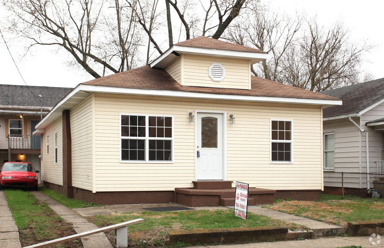 Building Photo - 136 6th St