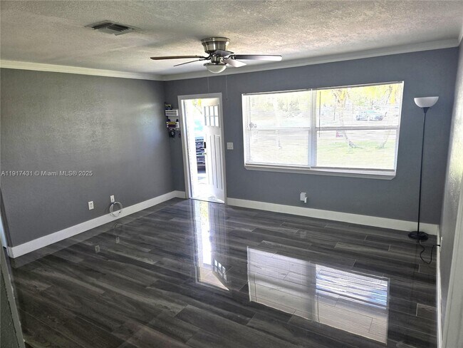 Foto del edificio - 2190 NE 1st Ln