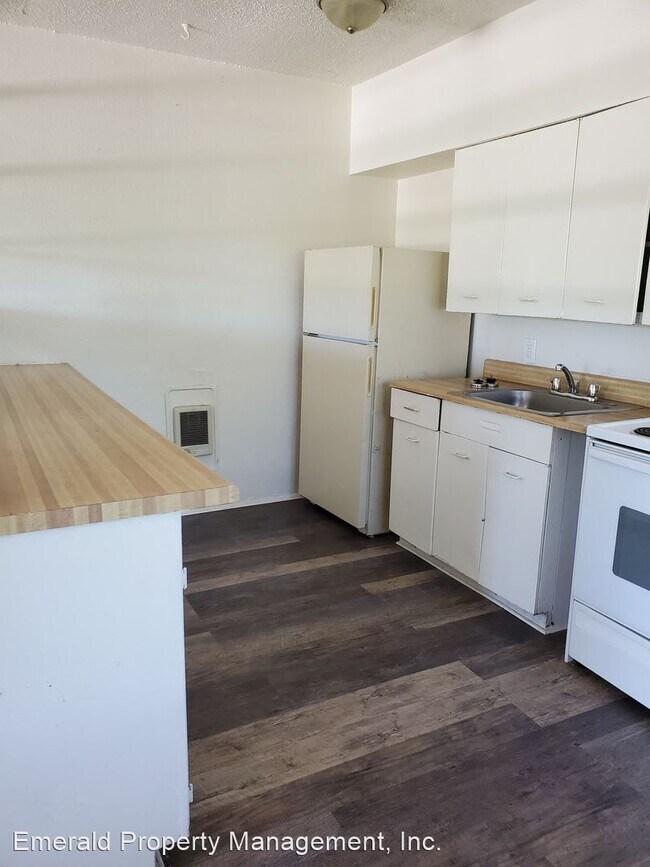 Building Photo - 320-320 1/2 Clark St