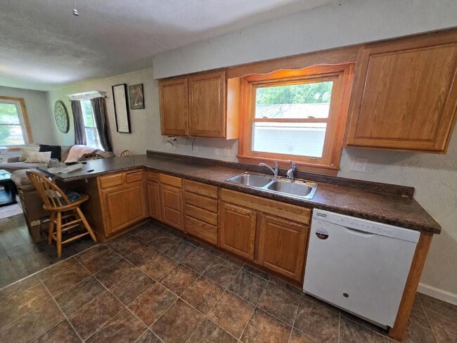 Building Photo - Country Living on 2.5 Acres Just Minutes from Eau Claire – 3 Bedroom Home with Bonus Rooms, Garag...