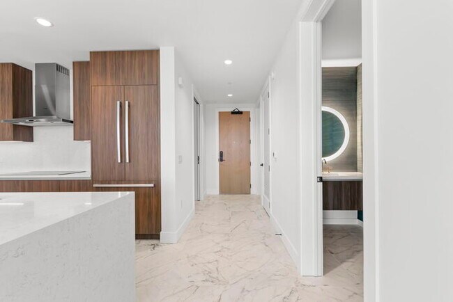 Foto del edificio - BEAUTIFUL Luxury Condo in Downtown St Pete...