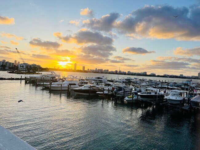 Foto del edificio - 7601 E Treasure Dr