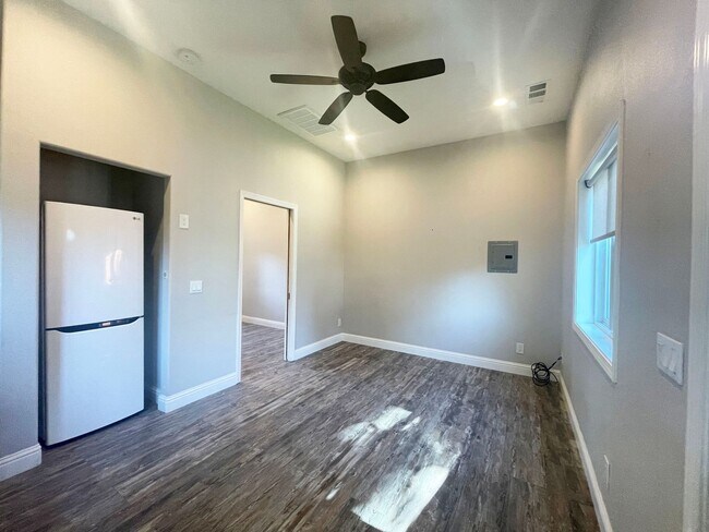 Building Photo - Beautiful 1/1 Cottage