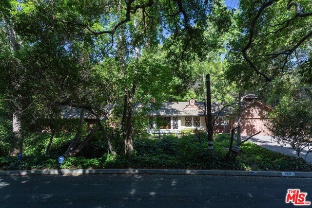 Foto del edificio - 3921 Kingswood Rd