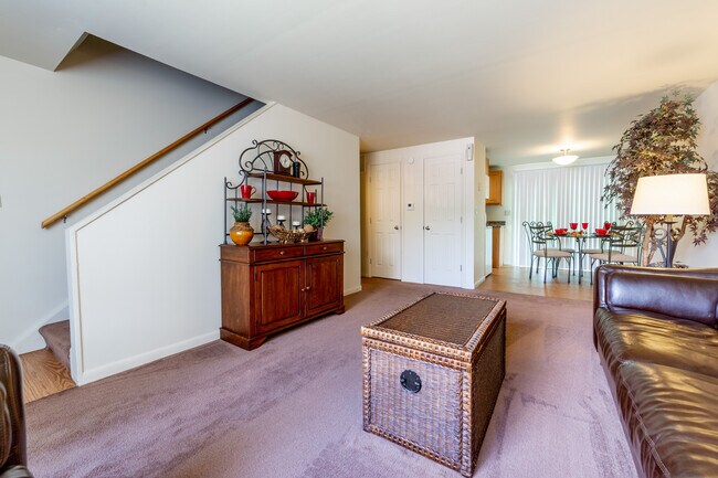 Sala de estar - Shadeland Terrace Townhomes w/Full Basements