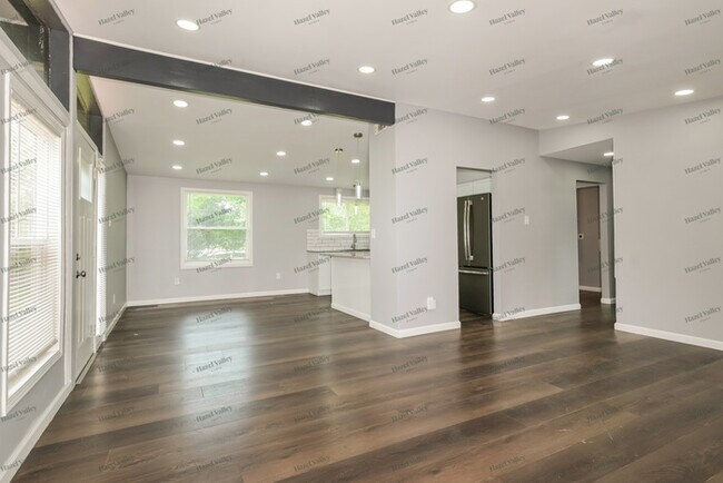 Building Photo - 820 St Anthony Ln