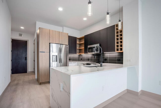 Building Photo - Vivian