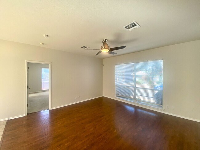 Foto del edificio - Amazing home with Garage and Backyard 3/2 ...