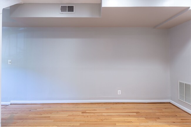 Building Photo - Quaint Rowhome Retreat in Shaw with Privat...