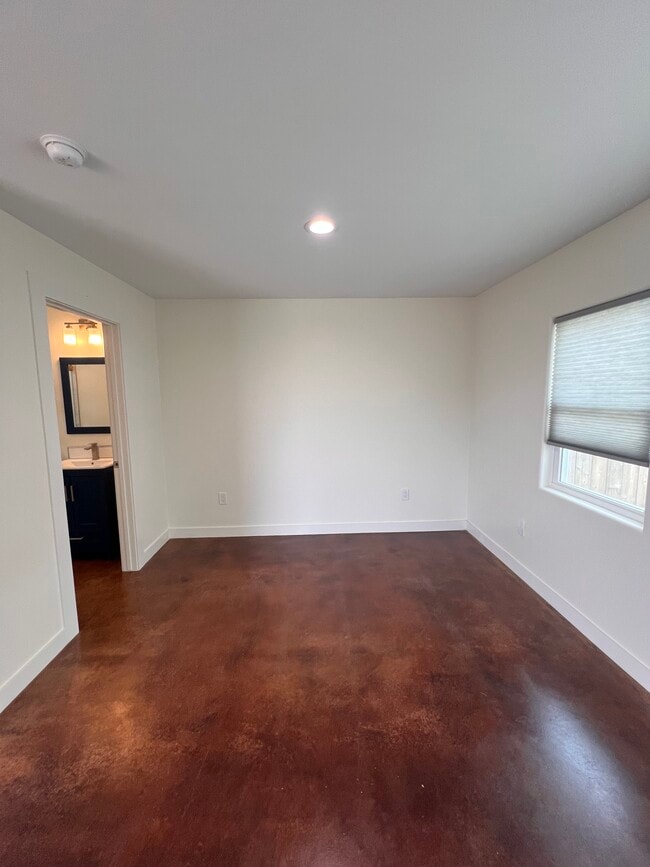 Bien iluminado con luces tenues - 5703 Adelaide Ave