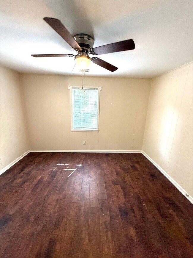 Building Photo - ** 3 bed 1 bath located in Dalraida ** Cal...