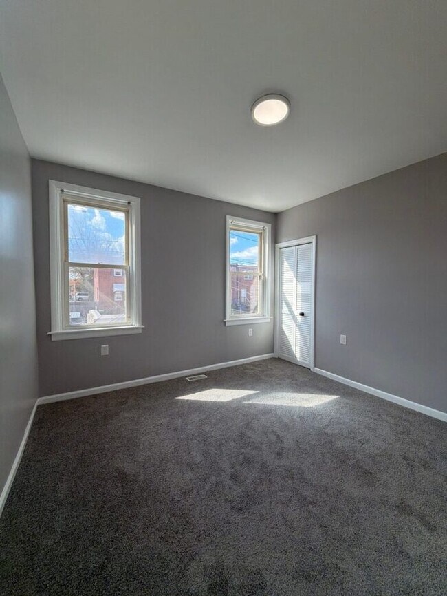 Building Photo - 3 bedrooms with parking